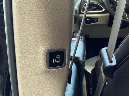 Used 2019 Chrysler Pacifica Touring Plus w/ Tire & Wheel Group FWD image 19
