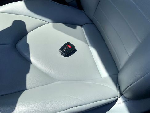 Used 2020 Toyota Highlander XLE AWD/4WD image 14