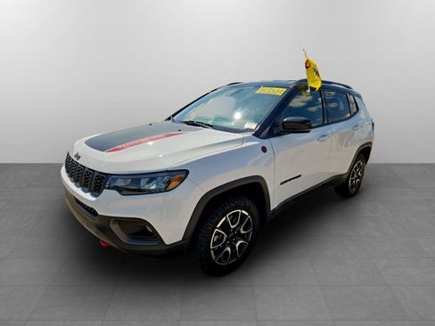 Used 2025 Jeep Compass Trailhawk AWD/4WD image 12