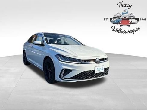 New 2025 Volkswagen Jetta SE image 1