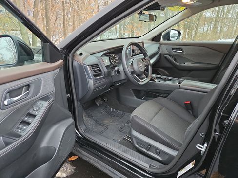 Used 2023 Nissan Rogue SV image 11