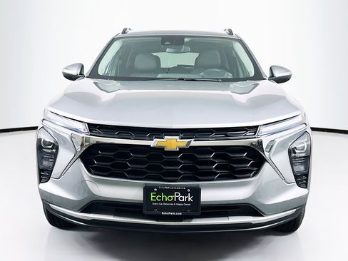 Used 2025 Chevrolet Trax LT w/ LT Convenience Package FWD image 2