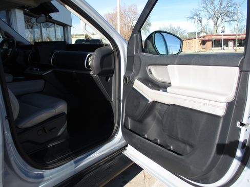 Used 2025 Ford Expedition Active image 28