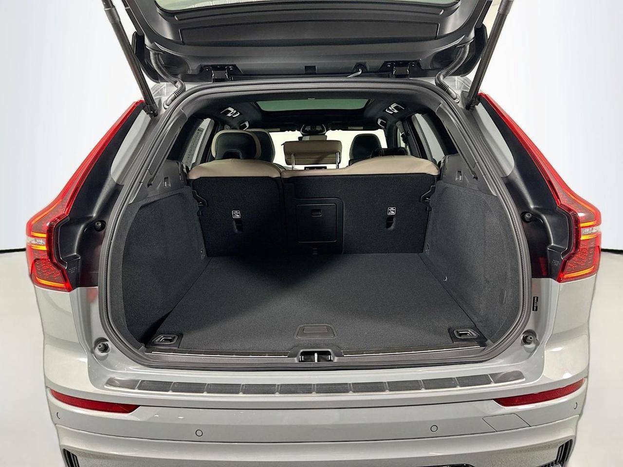 Used 2026 Volvo XC60 B5 Plus AWD/4WD image 5