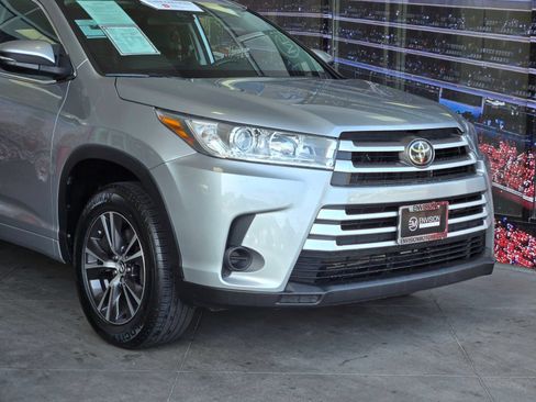 Certified 2018 Toyota Highlander LE w/ Carpet Mat Package (TMS) FWD image 2