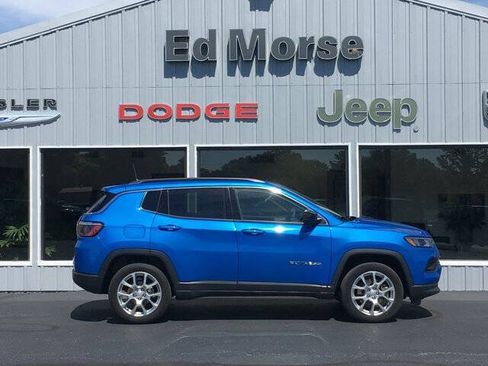 Used 2023 Jeep Compass Latitude AWD/4WD image 2