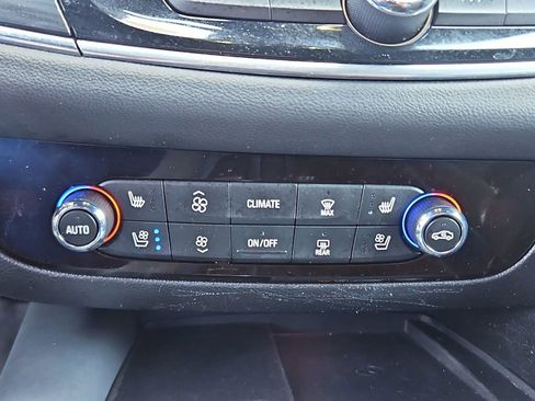 Used 2024 Buick Enclave Premium image 18