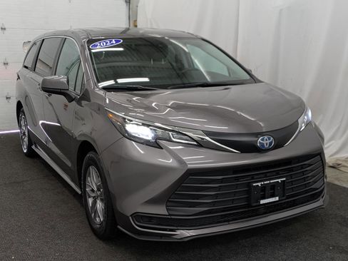 Used 2024 Toyota Sienna LE image 20