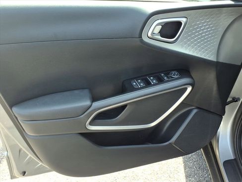 Used 2025 Kia Soul LX w/ LX Technology Package FWD image 16