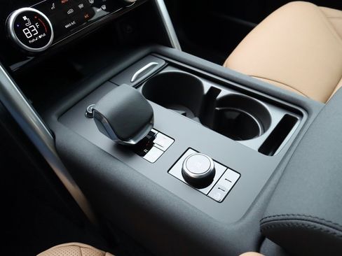 Used 2025 Land Rover Discovery Dynamic SE image 31