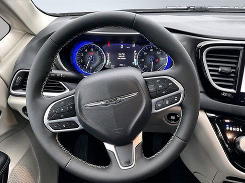Used 2023 Chrysler Pacifica Touring-L image 5