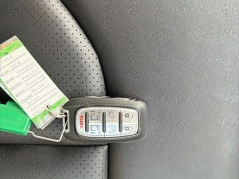Used 2024 Chrysler Pacifica Touring-L image 36
