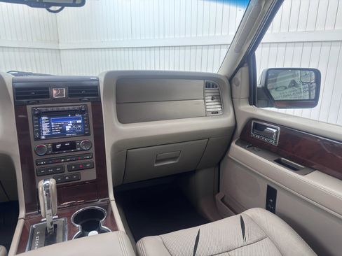 Used 2014 Lincoln Navigator 4WD image 17