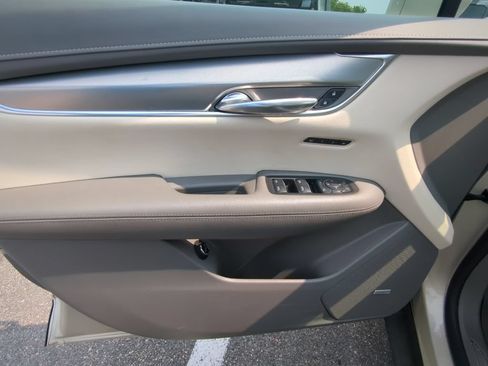 Used 2017 Cadillac XT5 Luxury w/ Driver Awareness Package FWD image 10