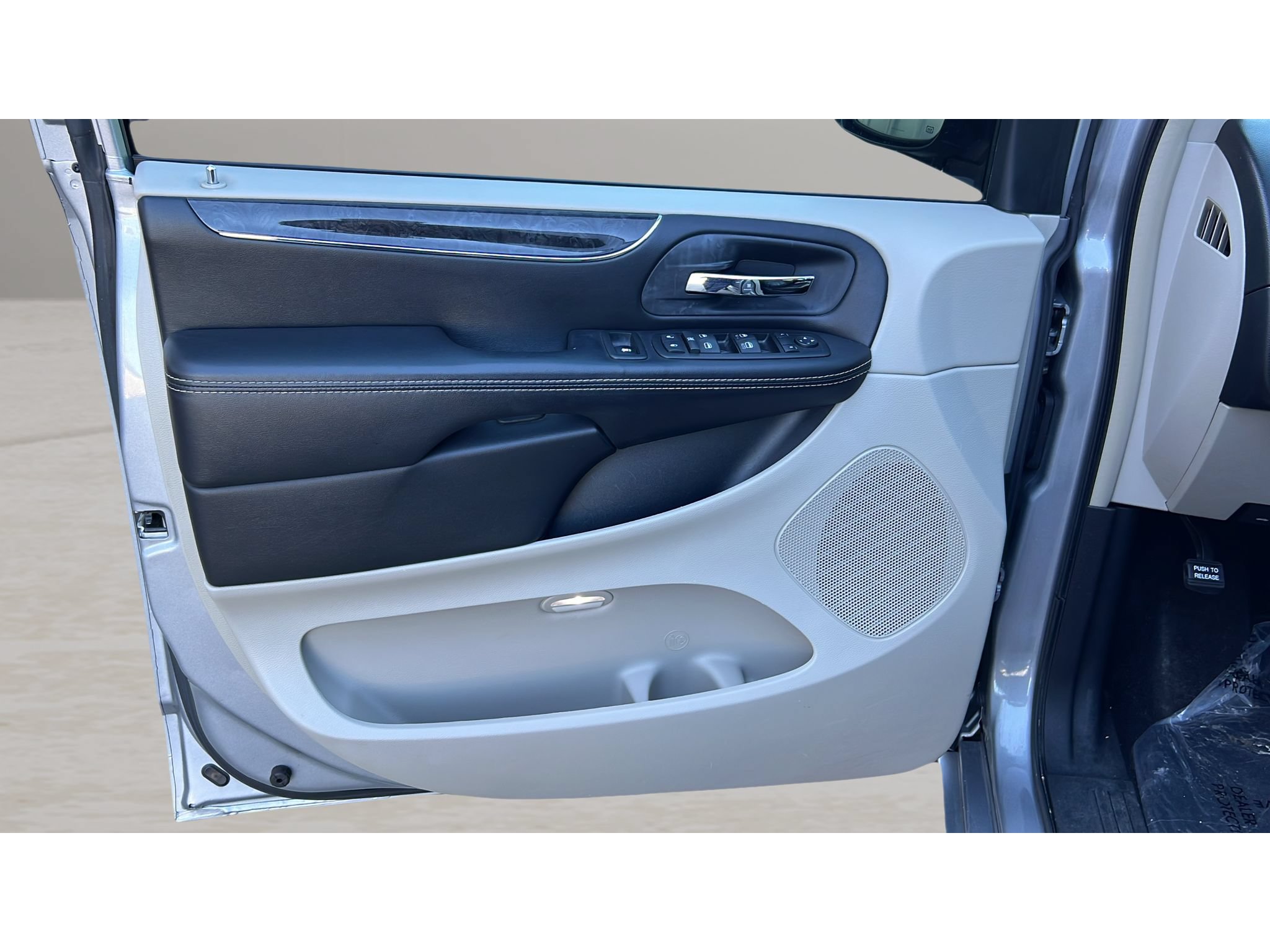 Used 2014 Chrysler Town & Country Touring-L w/ Driver Convenience Group FWD image 26