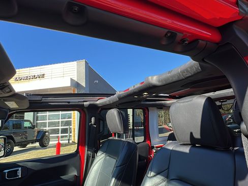 Used 2019 Jeep Wrangler Unlimited Sahara image 15