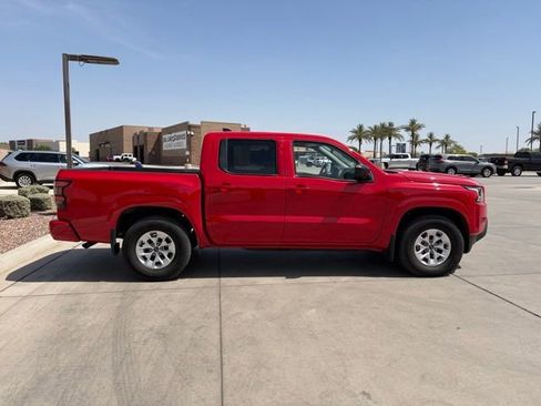 Used 2024 Nissan Frontier SV image 3