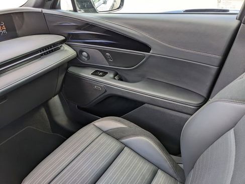 Used 2025 Lincoln Nautilus Reserve w/ Jet Appearance Package image 17