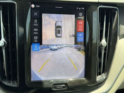 Used 2024 Volvo XC60 B5 Plus AWD/4WD image 4