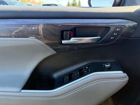 Used 2023 Toyota Highlander Limited AWD/4WD image 7