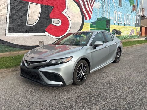 Used 2023 Toyota Camry SE FWD image 2