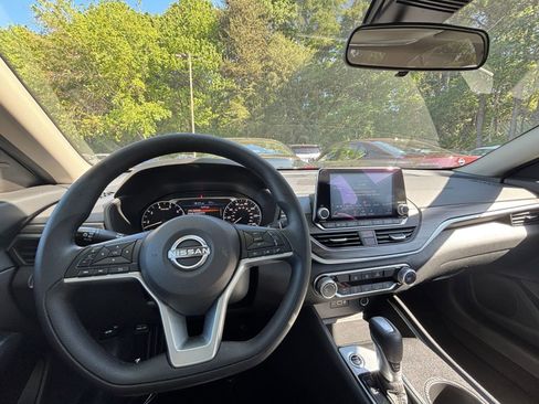 Used 2025 Nissan Altima 2.5 SV FWD image 34