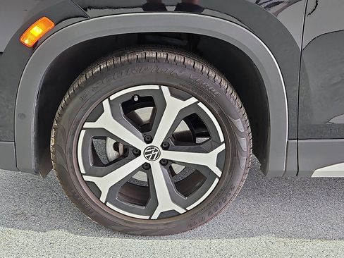 Certified 2025 Volkswagen Tiguan SE FWD image 11