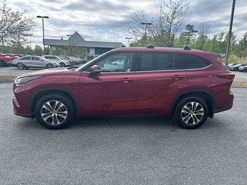 Used 2022 Toyota Highlander XLE AWD/4WD image 2