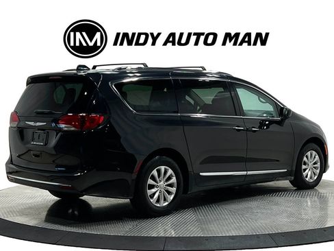 Used 2019 Chrysler Pacifica Touring-L FWD image 4