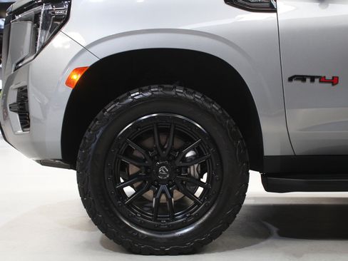 Used 2023 GMC Yukon XL AT4 w/ Technology Package AWD/4WD image 6