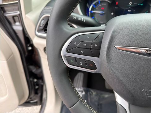 Used 2023 Chrysler Pacifica Touring-L FWD image 16
