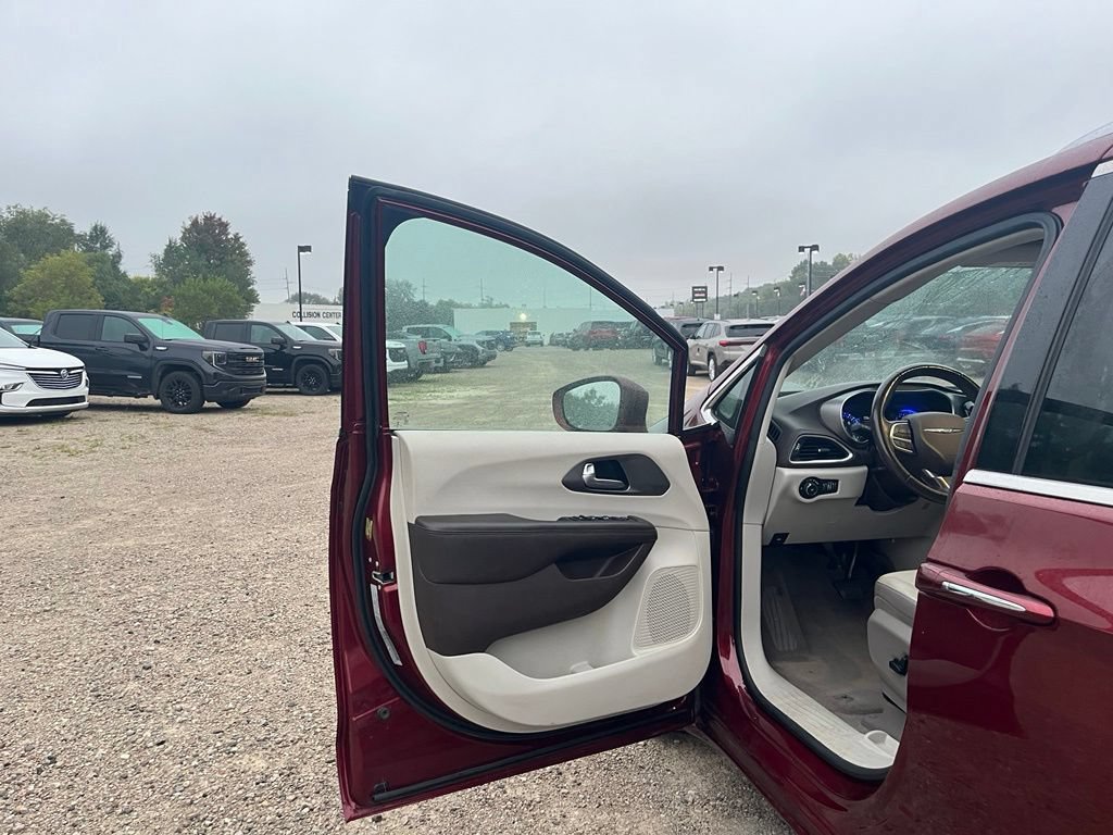 Used 2019 Chrysler Pacifica Touring-L FWD image 15