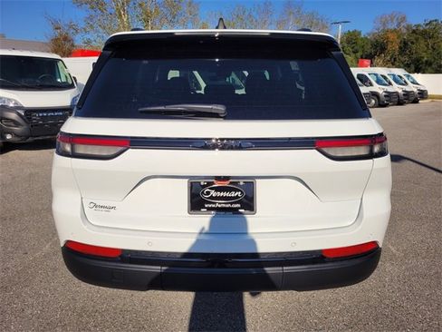 New 2025 Jeep Grand Cherokee Laredo image 12