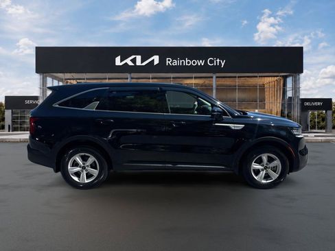 Used 2023 Kia Sorento LX FWD image 4