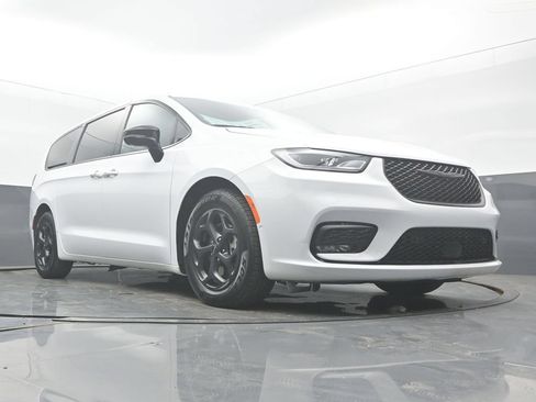 Used 2024 Chrysler Pacifica Limited FWD image 53