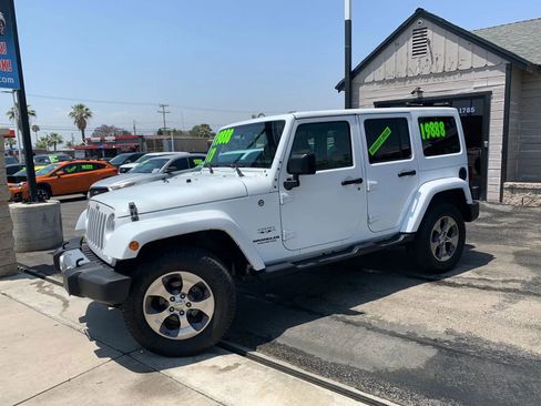 Used 2017 Jeep Wrangler Unlimited Sahara w/ Connectivity Group AWD/4WD image 2