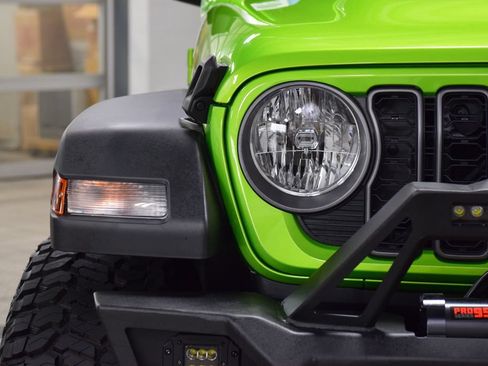 Used 2025 Jeep Wrangler Sport AWD/4WD image 12