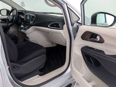 Used 2023 Chrysler Voyager LX image 17