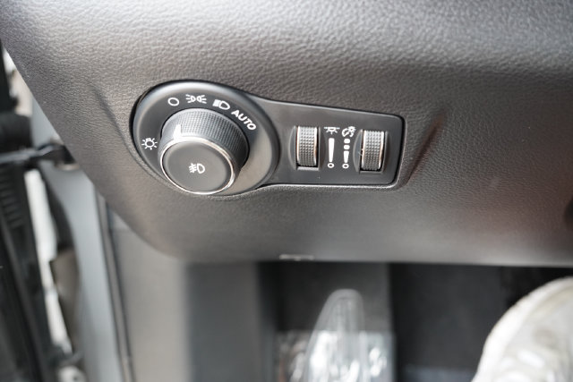 Used 2023 Jeep Compass Latitude w/ Sun and Sound Group AWD/4WD image 24