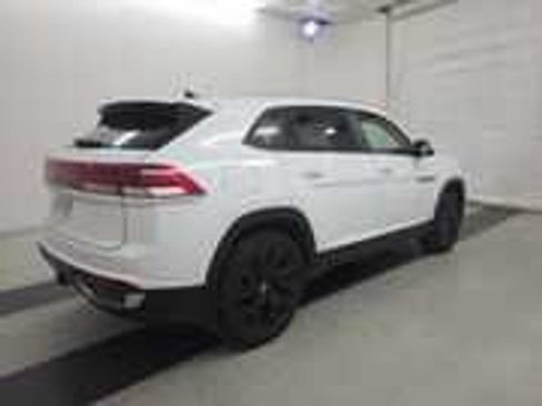 Used 2024 Volkswagen Atlas Cross Sport SE w/ Panoramic Sunroof Package FWD image 4