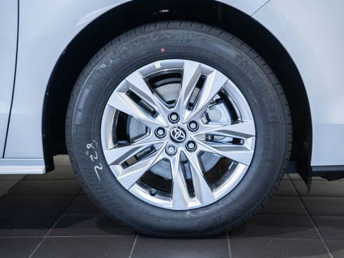 New 2026 Toyota Sienna XLE AWD/4WD image 18