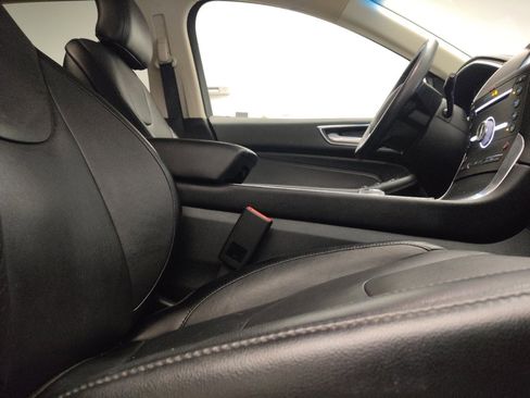 Used 2019 Ford Edge Titanium FWD image 21