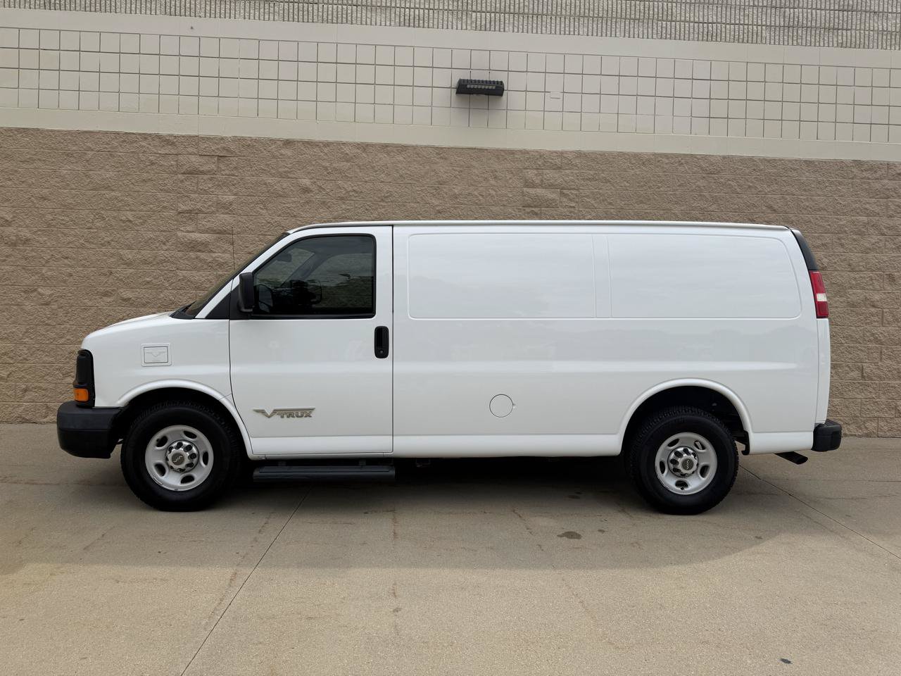 Used 2015 Chevrolet Express 2500 RWD image 2