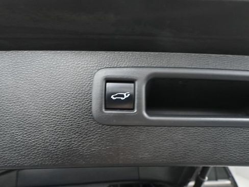 Used 2022 Toyota Highlander XLE AWD/4WD image 43