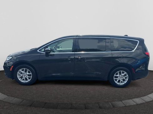 Used 2023 Chrysler Pacifica Touring-L FWD image 8