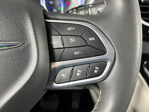 Used 2024 Chrysler Pacifica Touring-L FWD image 14