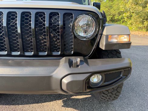 Used 2023 Jeep Gladiator Sport AWD/4WD image 7