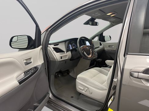 Used 2020 Toyota Sienna LE FWD image 10