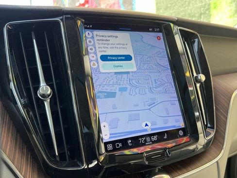 Used 2022 Volvo XC60 B5 Momentum w/ Climate Package image 32