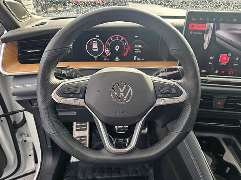 Used 2025 Volkswagen Tiguan SEL R-Line image 25